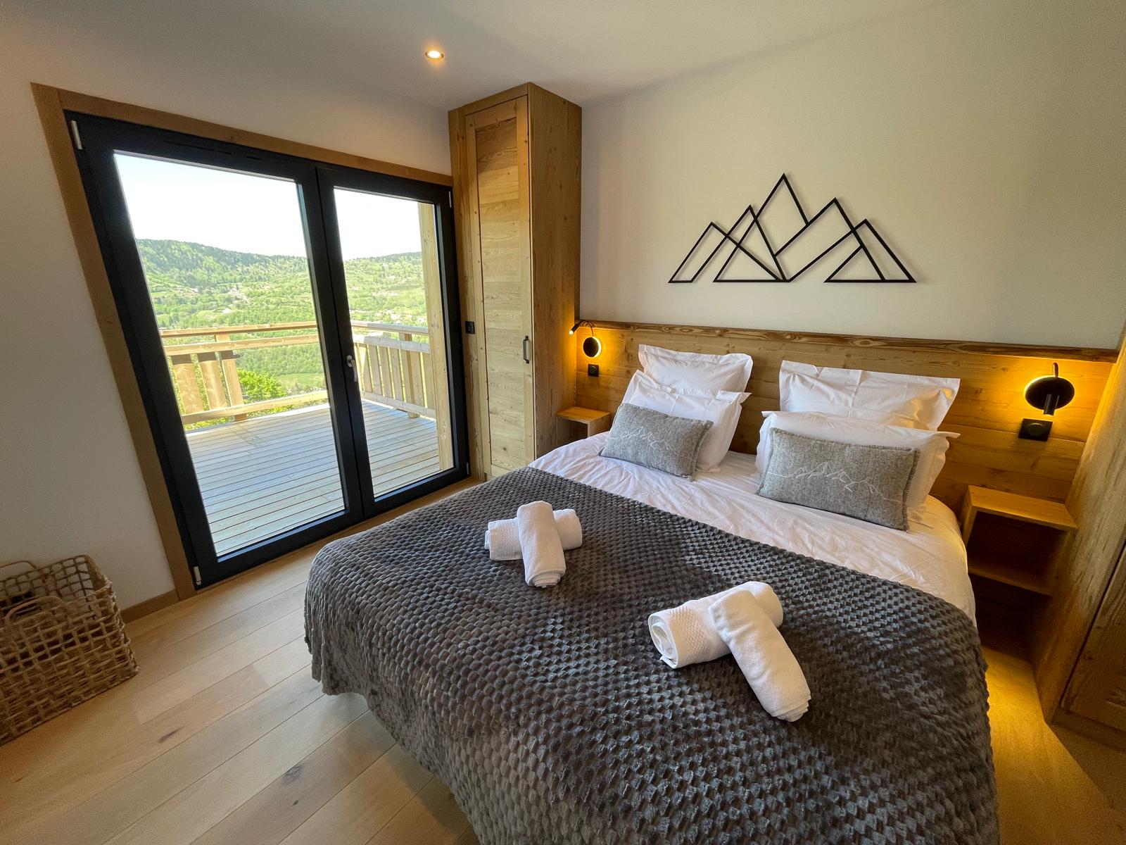Rangements de la première chambre double du chalet